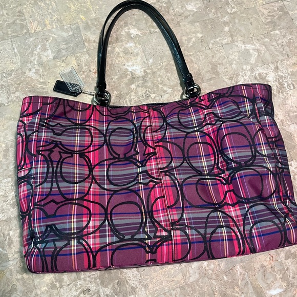 Coach large tote with laptop case and matching small accessory case - Picture 15 of 16